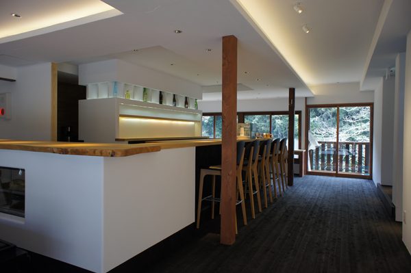 渓谷美を楽しめる【Hoo!Hoo!】1階のカフェ＆バースペース。川床のようなウッドデッキもあって気持ちよく過ごせそう！</br>ちなみに、鳳来寺山は「声の仏法僧（ぶっぽうそう）」と呼ばれるコノハズクが棲息していることでも知られるが、</br>フクロウの鳴き声「ホーホー」と、話に頷く「ほーほー」を掛けたのが施設名の由来なのだとか