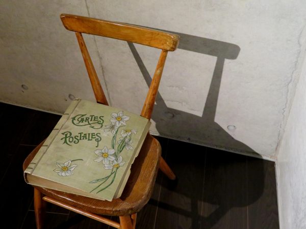 室内にあるアンティーク家具はすべて使用可。小物として置かれているアルバムなども同様で、自分の写真を飾って楽しめる