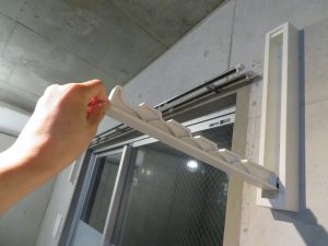 窓際に用意された物干し竿を掛けるためのバー。使っていない時にはあまり目立たない