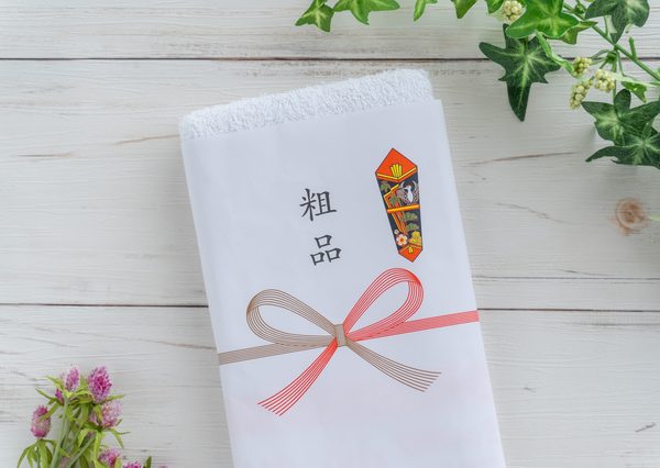 引っ越し先で心機一転、新しい生活をスタートさせる前に済ませておきたいのが、ご近所の方への挨拶。一昔前までは常識だったが、マンションなどの集合住宅が多い現代では引越しをしても挨拶に行かない人も増えているようだ。アンケートの結果から最近の傾向を見ていこう。