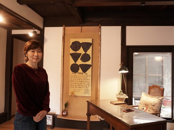 エントランスに立つ山内マヤコ氏