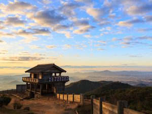 岡山県総社市にある古代の山城跡。桃太郎伝説の鬼ヶ島の候補地として有名
