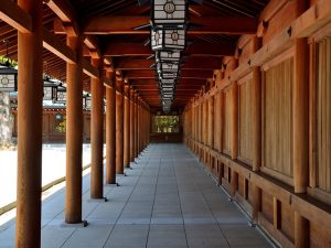 竹取の翁の物語の舞台となったと言われる藤原京跡に建つ橿原神宮。この回廊から見上げた月へかぐや姫は去っていった