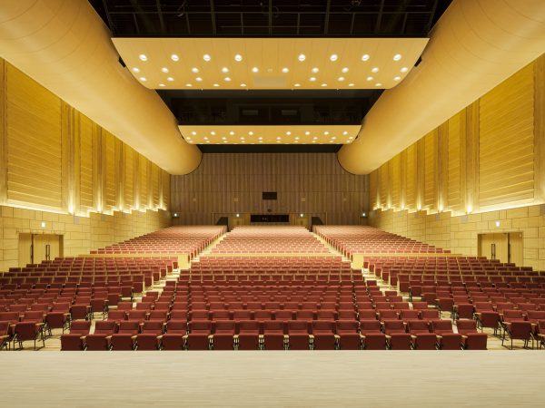シェルターなんようホール（山形県南陽市文化会館）<BR />地元産杉材を活用したCOOL WOOD（1時間仕様）が採用されており、2016年には「最大の木造コンサートホール（Largest wooden concert hall）」としてギネス世界記録に認定された（画像提供：シェルター）