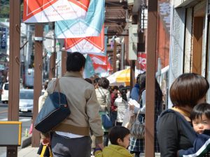 回を追うごとに集まる人が増え、歩道から人がはみ出すほどの賑わいになったという