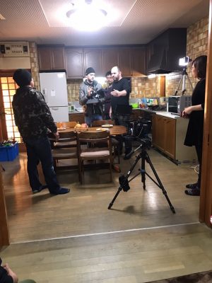 『猫になりたい』ロケの様子。写真奥の中央に尾崎香仁監督。右が撮影監督を務めるアンドリューさん、左にはカメラマンのラズさんが。ハリウッドでも活躍するイギリス人二人が両脇を固める撮影現場