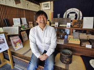▲関宿の中町で375年続く老舗和菓子店『深川屋（ふかわや）』の第十四代であり、『東海道関宿まちなみ保存会』の事務局長を務める服部吉右衛門亜樹さん（53）。「どんどん世代交代していく中で、住民たちの意識が薄れて無関心になるのは一番怖いことです。無関心だと、せっかく訪れてくださった観光客の方と挨拶も交わせなくなって、ちゃんとした“おもてなし”ができなくなりますからね」と服部さん