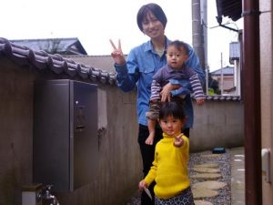 実証実験に参加したモニター家族のスナップ。モニターからは再配達に対して「細かな時間指定をするのも申し訳なくて、正直『めんどくさい』と思っちゃいます」といった声があった（画像提供：パナソニック）