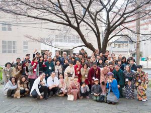 こちらはお花見のときの記念写真で、「SUiTO」では毎月6～8つの様々なイベントを企画している。福岡へ出かけた際は遊びに行ってみよう！