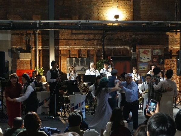 ショールームでは、懐かしい衣装でダンスを楽しむオールドファッションパーティも開催された