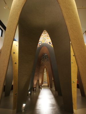 職人の協働制作でついに完成した『常滑ガウディ』