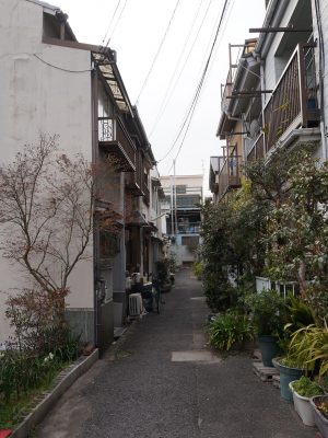 細い路地に続く長屋。このような風景が、大阪市生野区のあちこちで見られる。