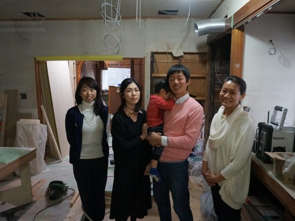 右から2人目が橋爪さん、その右隣が奥様。左端は橋爪さん宅のリフォームを手がける建築士の伊藤千春さん。右端は、いたや木材有限会社の大塚典子さん。全員が「生野区空き家プロジェクト」のメンバー