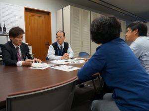 生野区役所地域まちづくり課のみなさん、左から2人目が、同課課長の乾　正一氏。