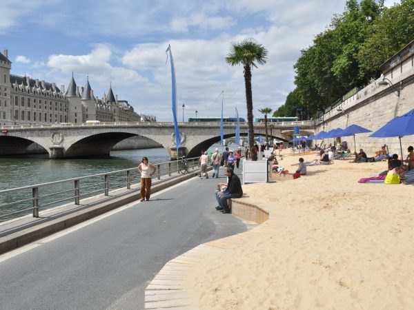 パリ・プラージュの様子。毎年夏限定で、パリ市はセーヌ川沿いの一部の車道を封鎖して人工のビーチを作る。様々な催しや体験が無料でできるため、市民の支持を得て、この企画に年々訪問客も増えているそう（撮影：chikara）