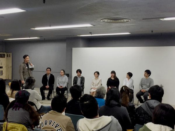 さる2017年3月25日に行われた第一回試写会では映画のダイジェスト版が上映された。観光名所を美しく収めるだけのPR映画ではなく、物語そのものも楽しめる内容となっていた。写真左で司会を務めるのが、岡崎プロモーション実行委員長の浅井朋親さん。尾崎監督、主役を務めた横山さんはじめ、ボランティアとして参加した方も並び、撮影秘話を披露した