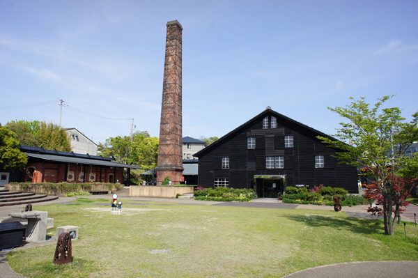 【INAXライブミュージアム】のシンボルにもなっているのが、大正10年に築かれた21ｍの大煙突。</br>登録有形文化財・近代化産業遺産でもある「窯のある広場・資料館」（現在保全工事のため一時閉館中）をはじめ、</br>「世界のタイル博物館」や「建築陶器のはじまり館」など、やきものの街ならではの体験･体感ができる。</br>100種類以上の植物があるのも魅力で、季節を感じながら散策できるのも気持ちが良い！