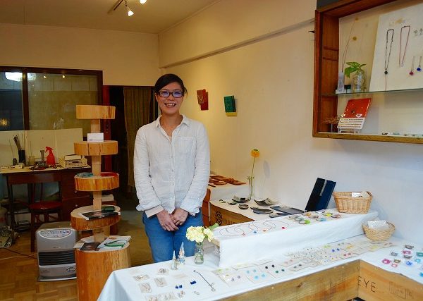 ▲キルンワークのガラス作家である中井亜矢さん。現在は夫とネコと暮らしている。結婚式は商店街総出で盛り上げてくれ、お囃子が響く中、人力車で神社へ向かう「花嫁道中」を行ったそう