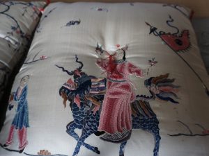 正絹に鮮やかな刺繍がほどこされた豪華な座布団