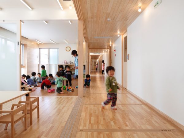引き戸を開けると廊下と保育室が一体となった広い空間になる