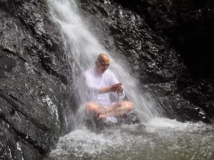 琵琶滝での修行風景　提供／高尾山薬王院