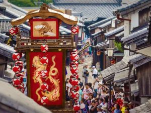 ▲文化年間から続く伝統行事『関宿祇園夏まつり』の山車は全国にその名を轟かせるほどの豪華さで、「関の山車以上に贅沢なものは作れないだろう」という意味から可能な限り精一杯の限度を表す『関のやま』という言葉が生まれたと伝えられている