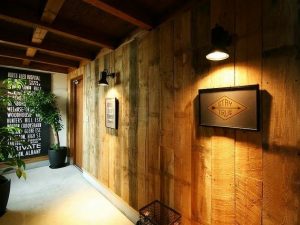 同じ樹種でも使われていた場所や加工方法で表情も様々。そんなところもヴィンテージウッドの魅力だろう