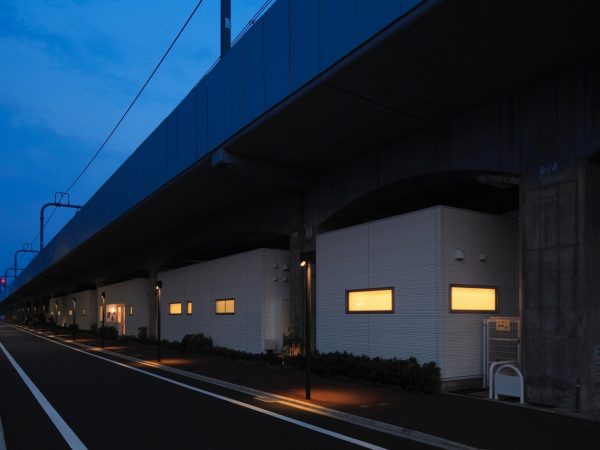 高架下はともすると暗くなりがち。あえて夜間も灯りを点けてあるため、地元の人達にはこれができたおかげで安心と言われているとか