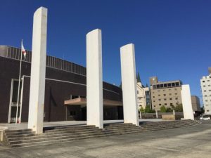 階段6段分の基壇の上に並ぶ6本の列柱は､この建物の建設資金を拠出した6つの会社を象徴している