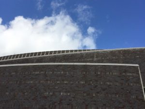 外壁見上げ。微妙な色合いの塩焼きタイルを、貼り方にも工夫して豊かな表情を生み出す