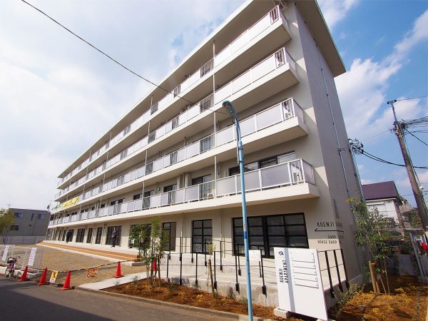 アールリエット高円寺A棟の外観。A・B棟の2棟があり、どちらも1階部分が敷地と一体化しているのが特徴だ