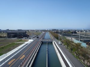 利根川の水を埼玉県行田市の利根大堰から取水、鴻巣市で荒川に注ぐ、全長14.5kmの開水路、武蔵水路。東京都、埼玉県の約1300万人の都市生活を支える重要な施設で、2016年に改修工事が行われた