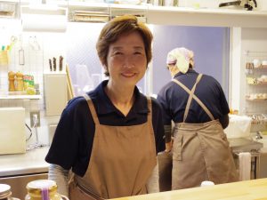 代表の岸田あすかさん。やわらかな笑顔は、そこにいる人を優しく包み込む