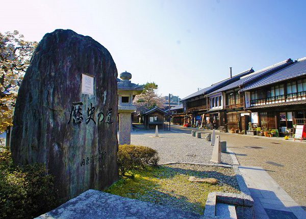 ▲「実は、最近交流を深めている『日本橋』の人たちから怒られました。『僕らは昔の町並みなんてひとつも残っていない大都会のど真ん中でまちづくり活動を行っている。君たちには古い町並みが残っているのに何を迷ってるんだ』と。古い町並みという財産を生かしたら、もっと積極的にやれることがあるだろうというアドバイスだったんですね。今後は東海道の他の宿場町とも連携しながら新しい取り組みを行っていきたいと考えています」と服部さん。平成31（2019）年には山車本体の保存とお囃子の継承活動の拠点となる『関の山車会館』のオープンが予定されており、今後の関宿の町並み保存活動の活性化に期待が募る