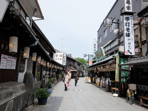 大正・昭和のレトロな雰囲気を色濃く残す、柴又帝釈天の参道