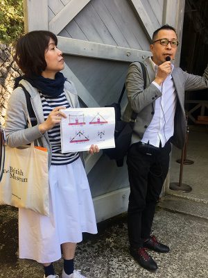 今回のガイド役、小谷陽次郎さん（右）とアシスタント役の洞派（とうは）友香さん（左）