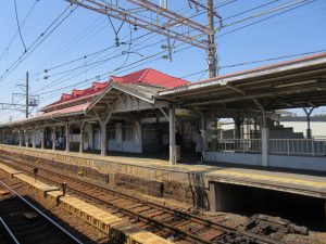 現在、白い塀で覆われている浜寺公園駅は正面から見られないが、ホームからは美しい屋根が見える