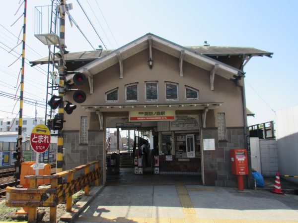 現役として活躍する築98年の南海電鉄「諏訪ノ森」駅西駅舎。屋根や破風、中の待合室は、セセッションの影響を受けたデザインとなっている