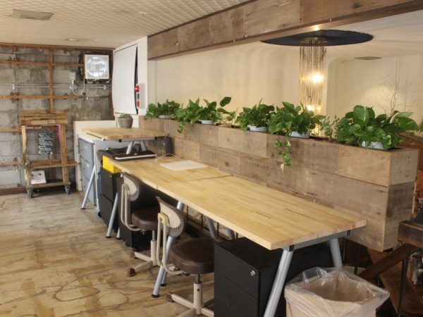 3階にあるシェアオフィス。4階にある個室はプライベート性が高まる分料金は上がるが、</BR>3階のデスクを占有するだけなら気軽にシェアオフィスを始められる