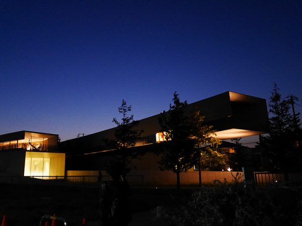 夕暮れのホキ美術館