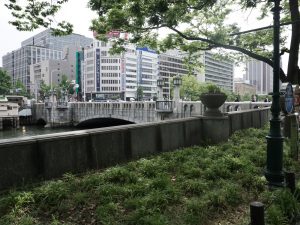 ビジネスの中心地である淀屋橋。昔はこの橋のたもとに淀屋という大店があった