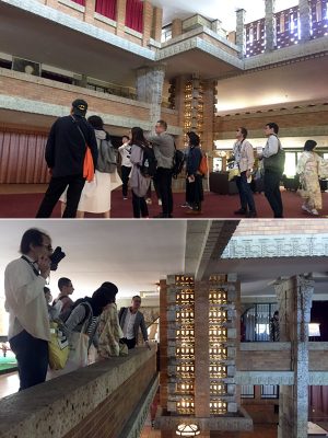 大谷石にほどこされた幾何学模様が印象的な「帝国ホテル玄関」。写真上：ロビーからは三層にわかれたフロアが見渡せる。写真下：膝ほどの高さしかない手すりから見ると対面のフロアや階下がより広く感じられ、開放的な空間を演出しているのがわかる
