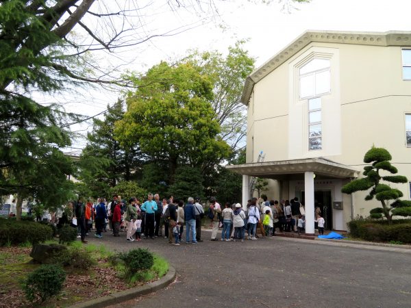 会場についてびっくりしたのはこの行列ぶり。建物内もかなり混雑していた