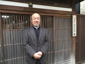 金沢市中心部、武蔵が辻から少し入った町家研究会の事務局がある彦三（ひこそ）町家の前で川上氏。昭和６年に建てられた近代和風住宅