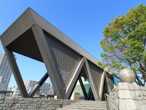 1995年（平成7年）に開館した地域のランドマーク的な存在である東京都現代美術館。収蔵作品数は約5,000点にのぼり、延床面積は33,515m2と国内最大の美術館建築のひとつだ※現在は大規模改修中のため閉館中
