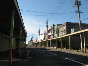 地方では駅前の商店街など、「歩いて行ける」商圏が衰退したことも一因といえる