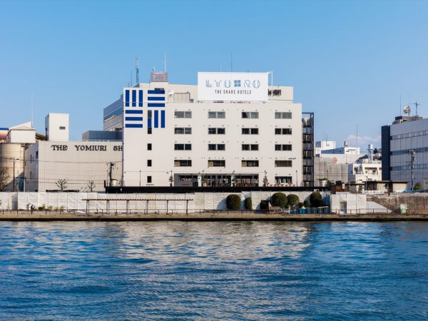 隅田川沿いの清洲橋のたもとにあった事務所ビルを、ホテルに用途変更した「LYURO 東京清澄  -THE SHARE HOTELS-」。<BR />対岸から見ると、事務所ビルや倉庫が建ち並ぶ中で一際存在感がある