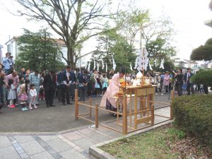 多くの人が頭を垂れ、建物に感謝した。この後、建物の隅にお神酒をかけて回る儀式も