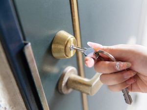 ガードプレートがついた玄関ドア。こじ開け防止に効果あり