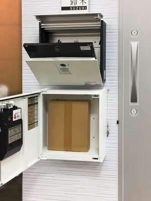 電源工事不要の簡易タイプの宅配ボックス<BR>
上はカメラ付きインタホンと一体化した大型ポスト